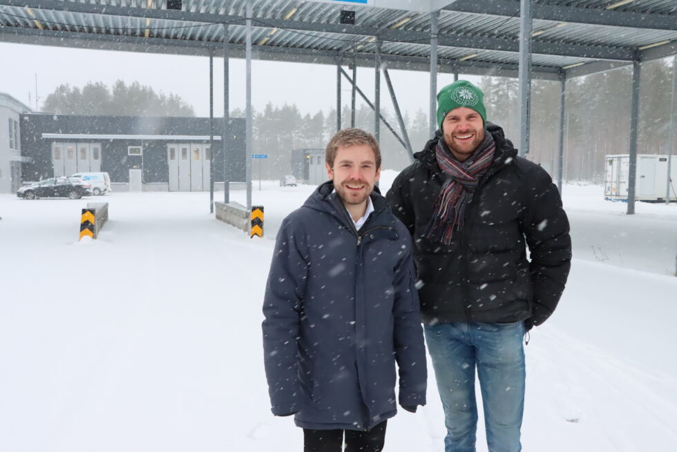 Statssekretær for samferdselsministeren Tom Kalsås (t.v.) til Magnormoen sammen med stortingsrepresentant Nils Kristen Sandtrøen.
