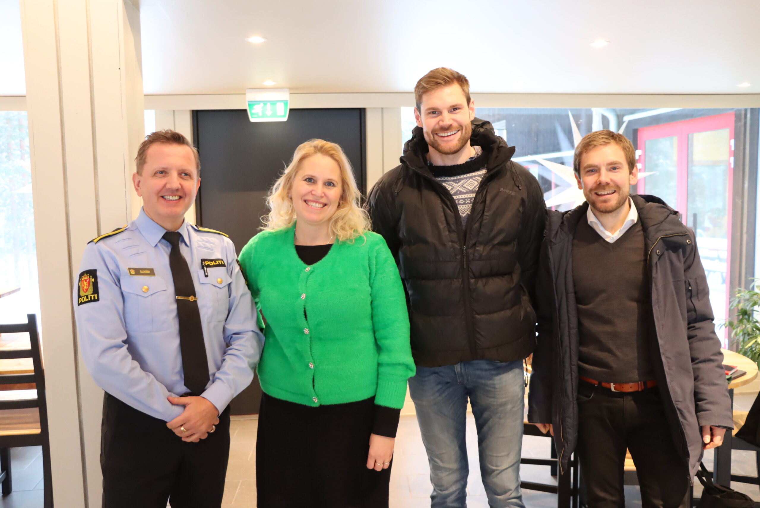 – Jeg er veldig imponert over Kamilla (Thue) sitt engasjement på grensa, men dette er ikke en hovedoppgave for en ordfører. Det er statens jobb å bekjempe veikriminalitet, sier Nils Kristen Sandtrøen på besøk hos grensepolitistasjonen.