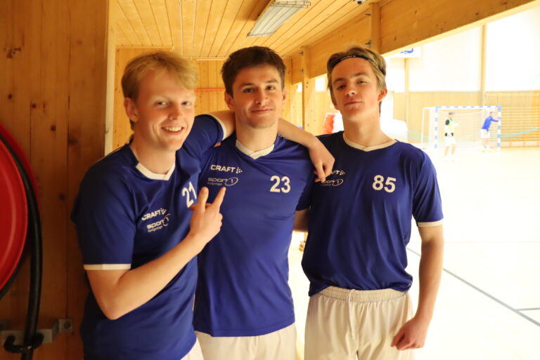Kongsvingergutta 2023 arrangerte nyttårscup på Skotterud. Blant mange lag var Idrettsfag med, her med Jonas Richardsen (t.v.), Emil Sandbæk og Kristian Rambøl.