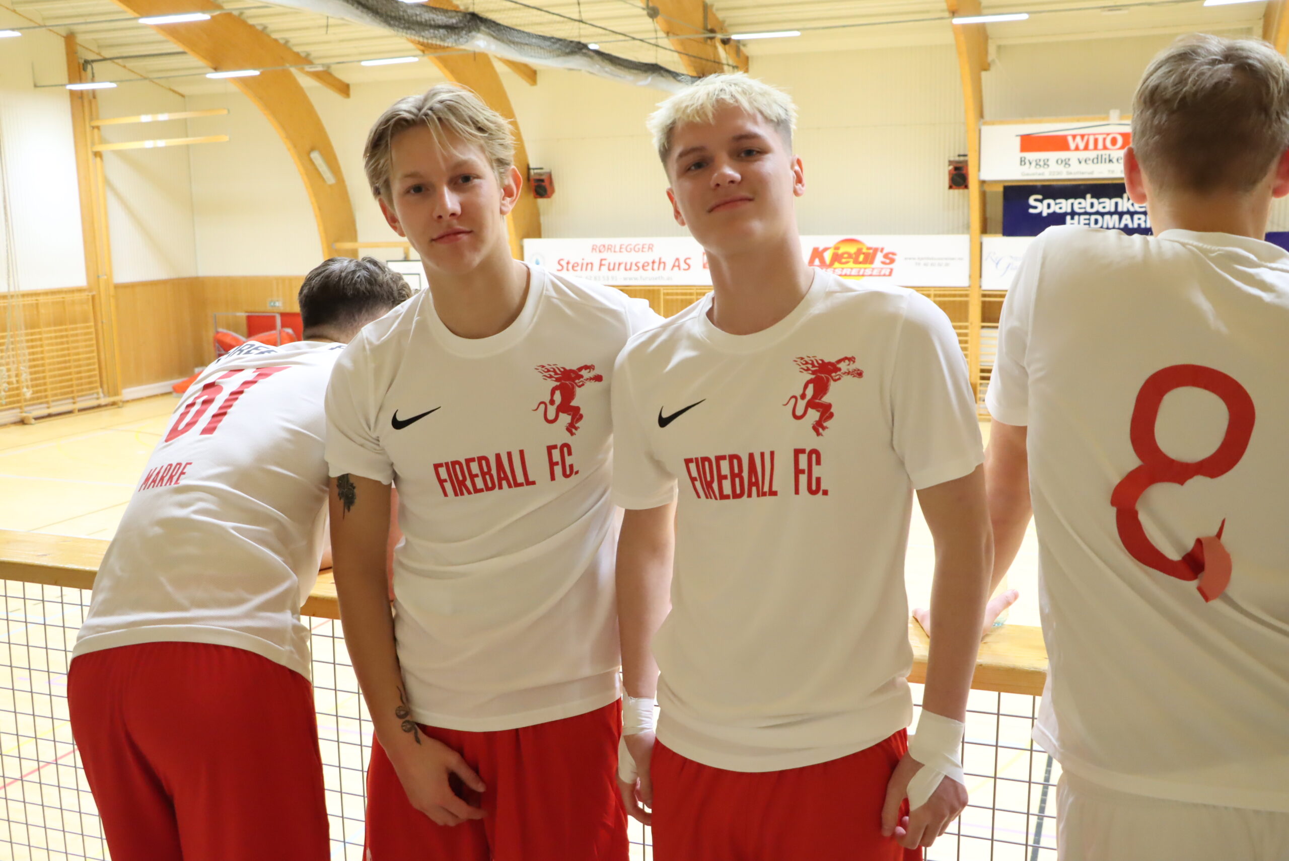 Det var et helt alkoholfritt arrangement, men Fireball fikk være med på drakta til NTG-elevene. Oscar Nordstrøm og Knut Erik Kjos var blant dem som hygget seg på cup.
