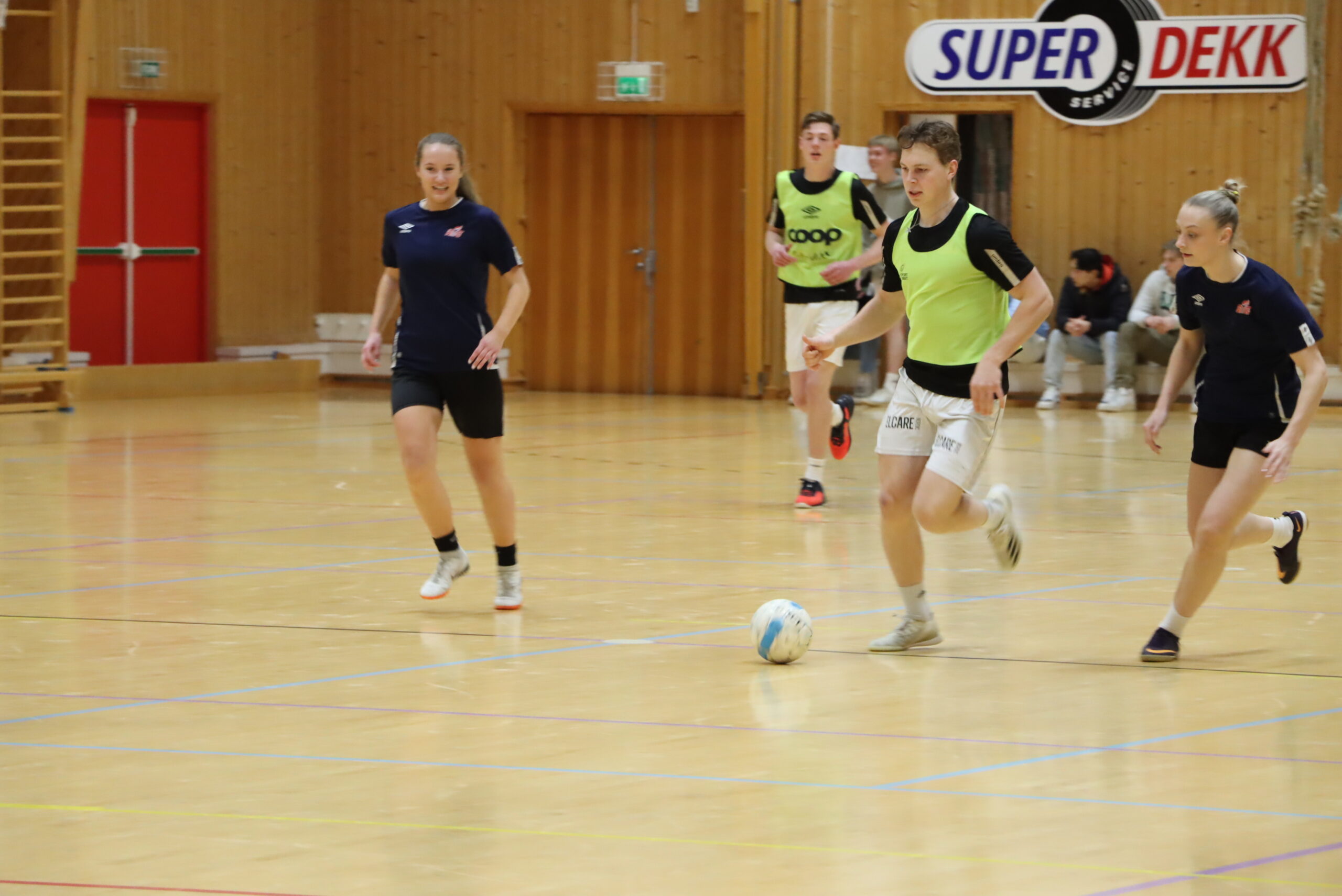 Moro med futsal til langt på natt.