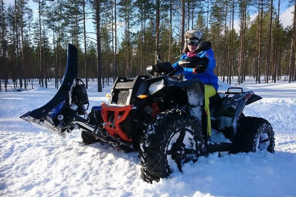 Alexander Femoen er ute og brøyter. Faren hans Kent tar bestillingene på telefon.