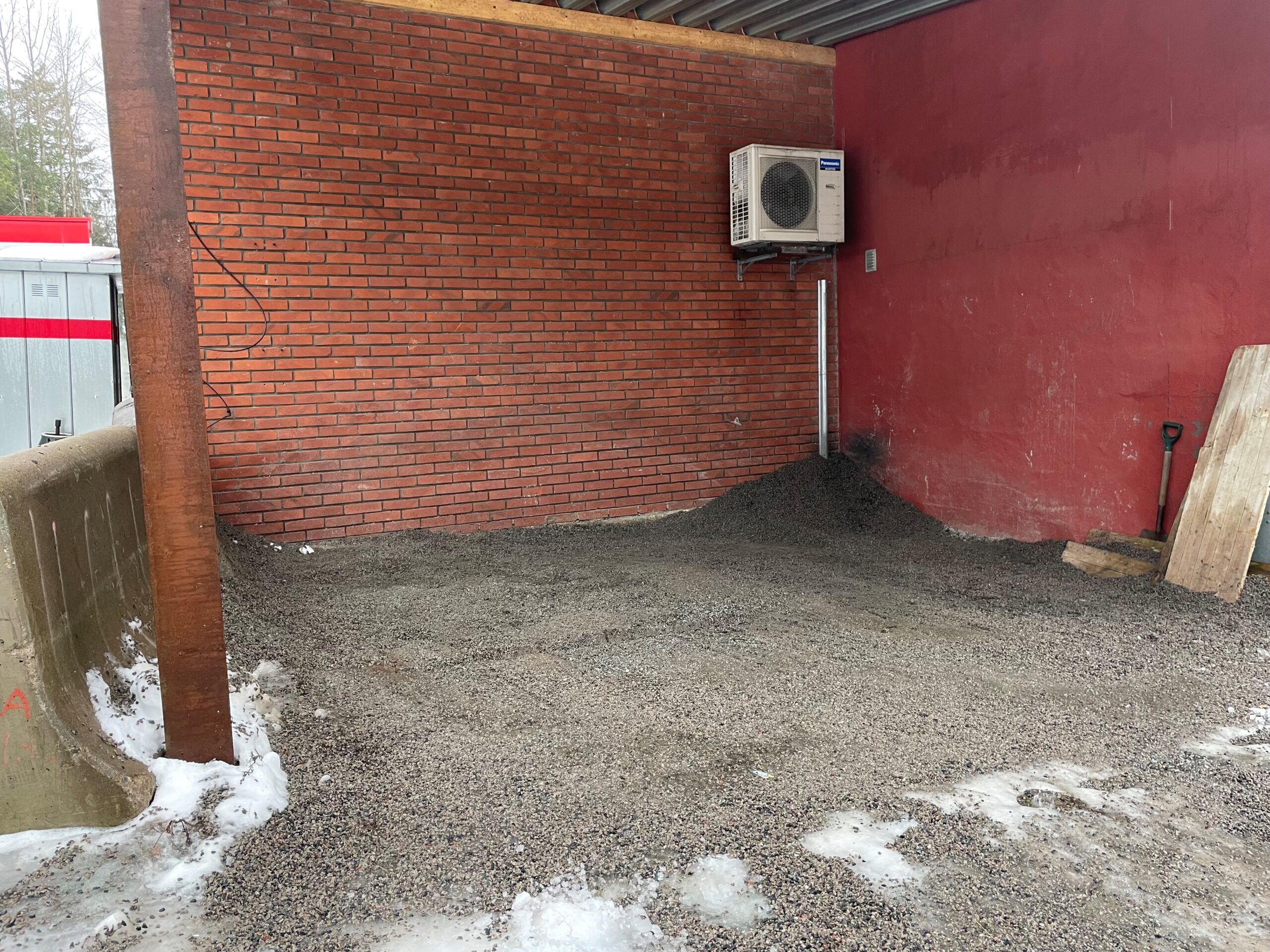 Gruslageret til Taugbøl kan romme i underkant av 20 tonn. Mandag var lageret relativt tomt.