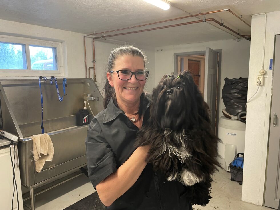 Onsdag ble Sirius med mamma Tanja Kristin Tuhus på jobb. Da var det hans tur til en klipp.