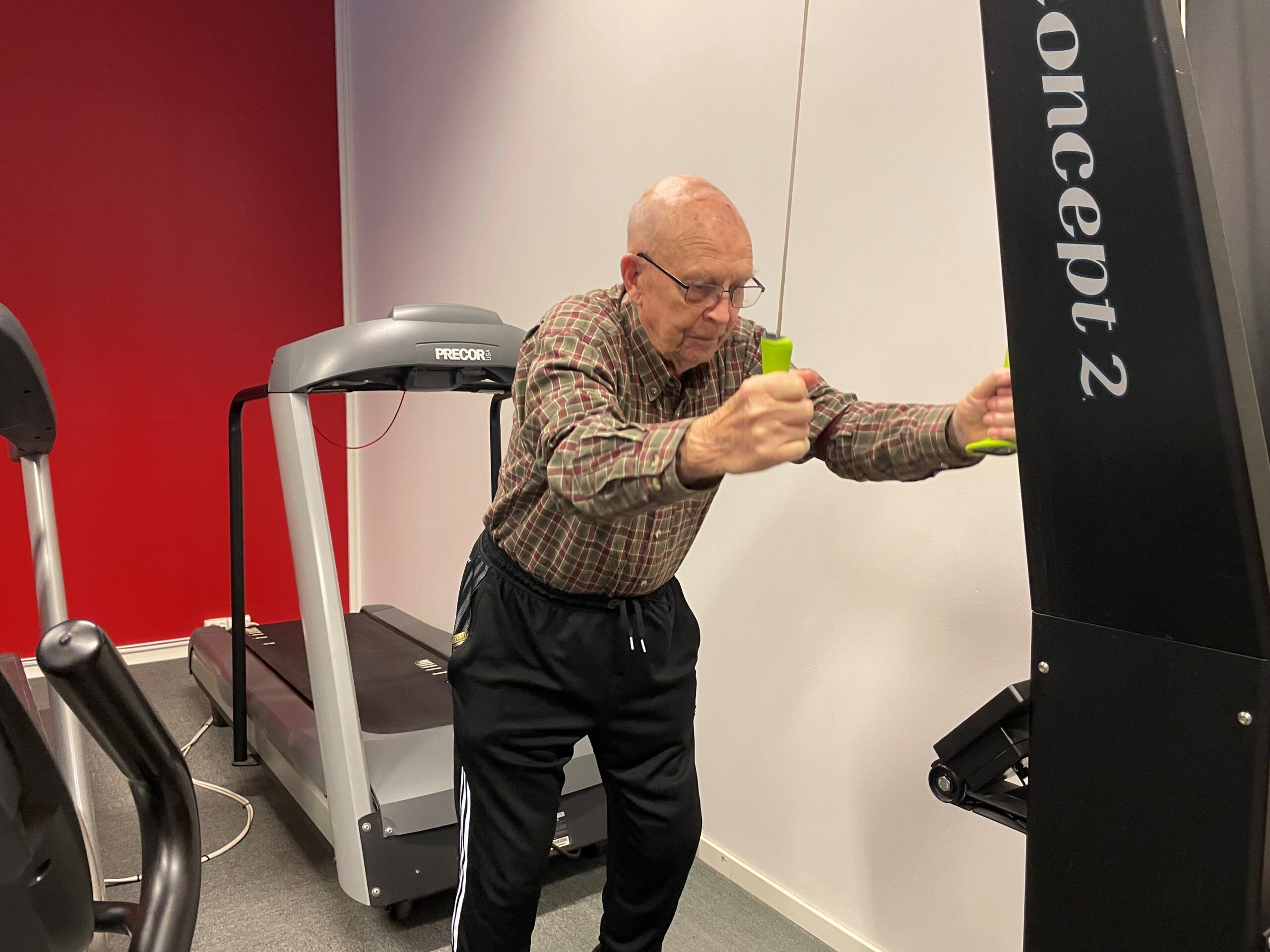 Sigmund trives godt med stakemaskinen.