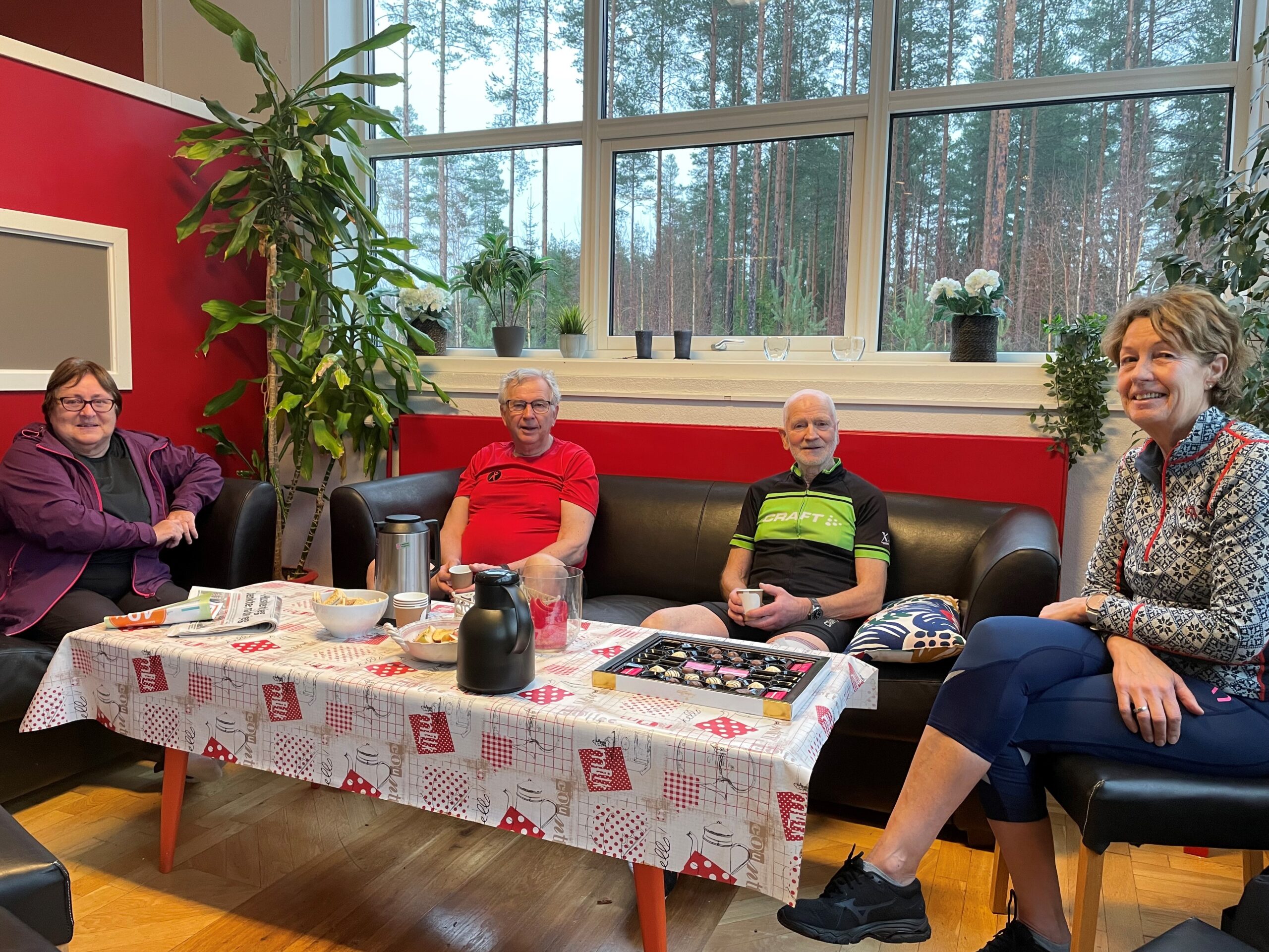 Inger Holth (t.v), Jon Smerud, Arne Aastebøl, og Rigmor Jørgensen benytter seg ofte av sofakroken.