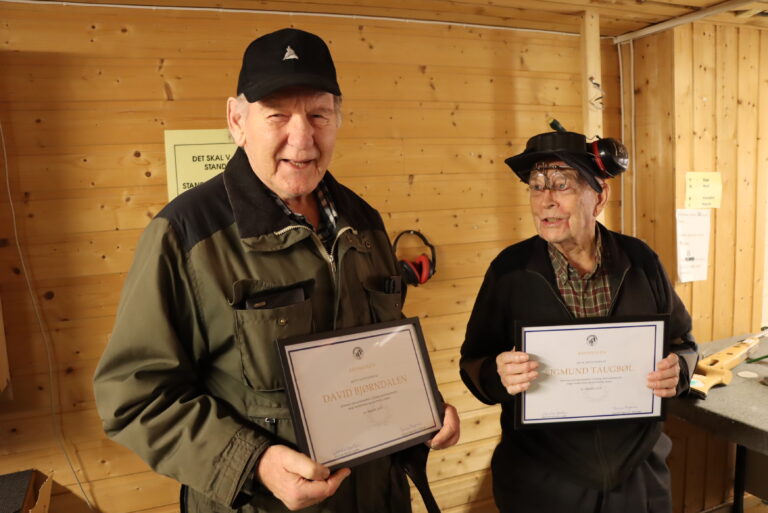 David Bjørndalen (t.v.) og Sigmund Taugbøl er nå æresmedlemmer.