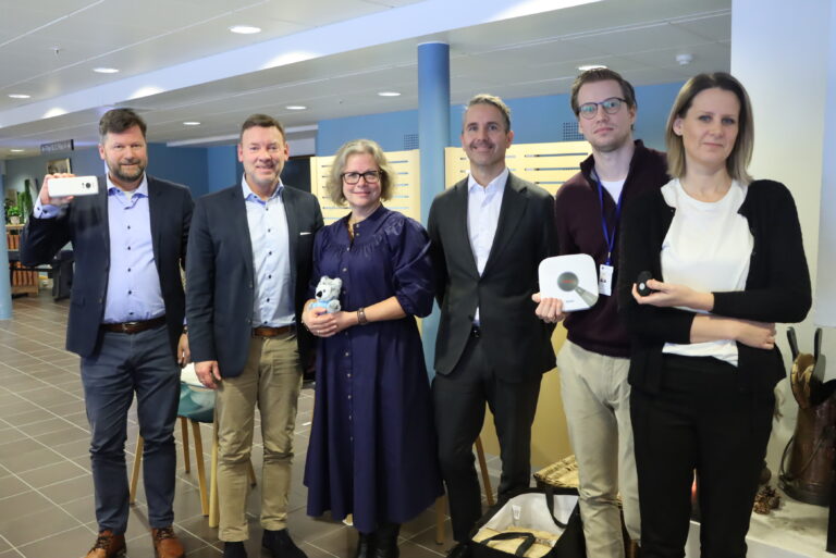 Hepro skal nå levere sine tjenester innen velferdsteknologi til Eidskog kommune. Det er Trond Haakonsen (t.v.), rådmann Trond Stenhaug, helsesjef Evy Anne Vestli Heggen, Geir Tore Jakobsen, Eric Anthony K. Utågrden og Linn Kathrine Askerud glade for.