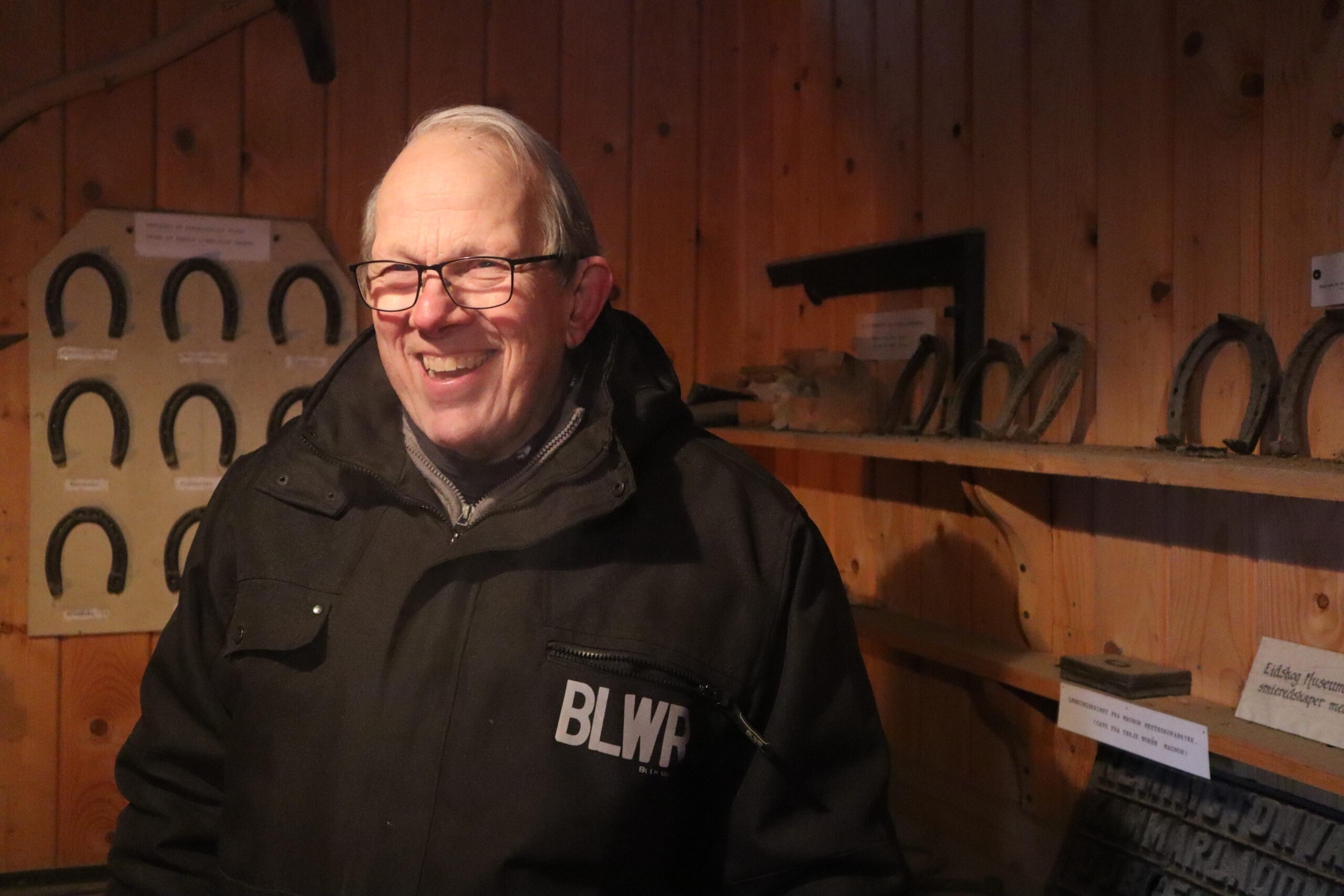 Bjørn Reiersen har drevet med smiing i 20-25 år og syns de månedlige treffene er både sosiale og lærerike.