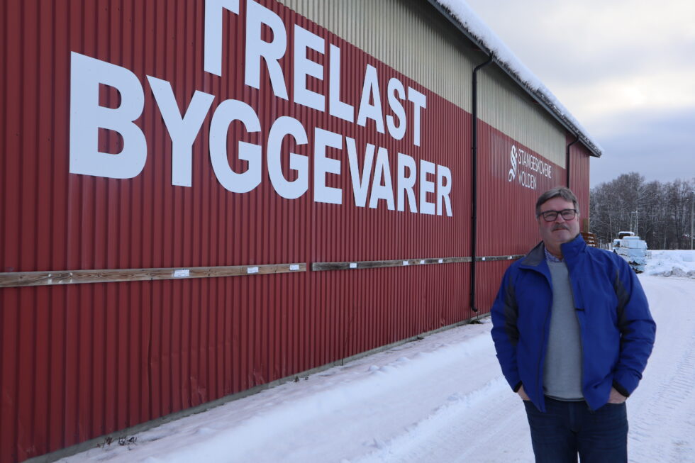 F.v. Bjørn Huse og Finn Thore Amundsen ser over trelastavdelingen på Stangeskovene Volden..