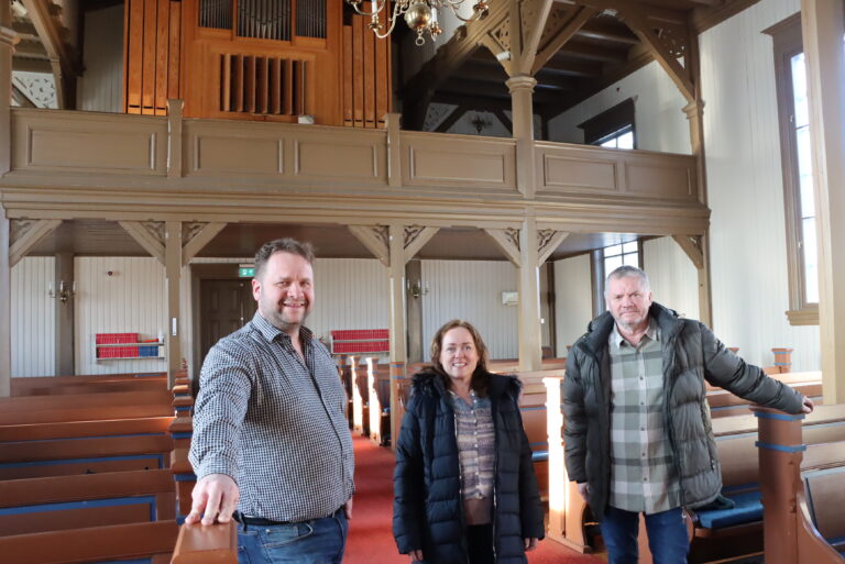 Det er sjelden kost med to orgler i en kirke, men slik blir det snart i Vestmarka kirke. Før det skal Håkon Hauer (t.v.), Monika Nilsen Walter og Dagfinn Gressberg stelle i stad veldedighetskonsert.