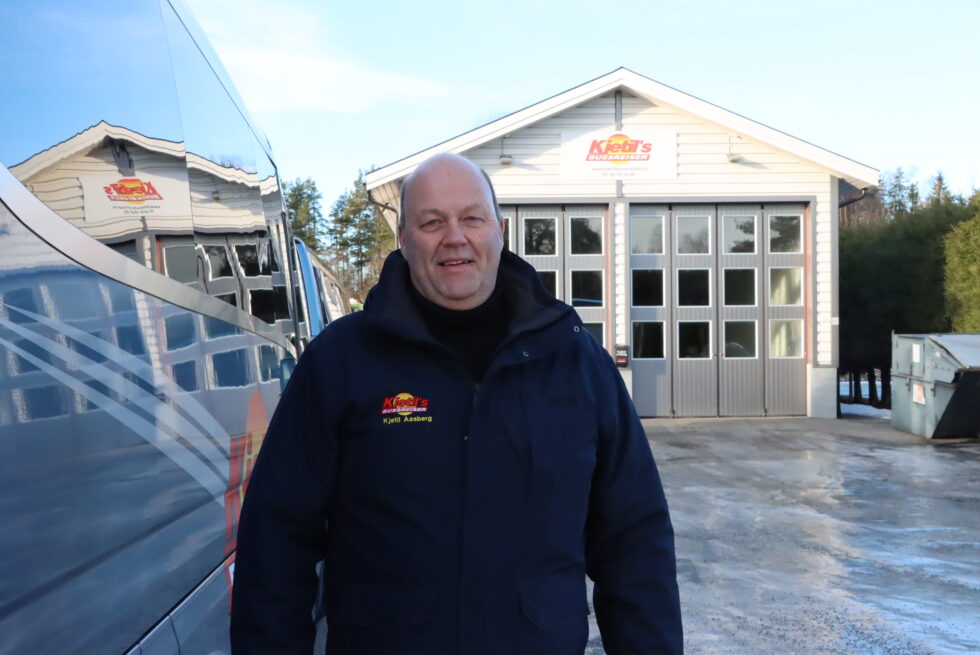 For Kjetil Aasberg er det livsstil å kjøre buss rundt om i verden. Siden oppstarten har både flere busser og flere ansatte kommet til.