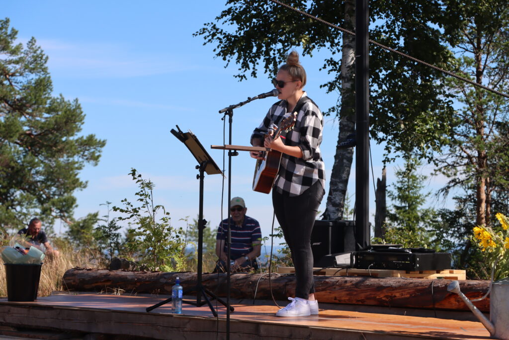 Matilda fra Eidskog er klar med ny musikk. Bildet er tatt under en minikonsert på Hornkjøltårnet i fjor sommer.