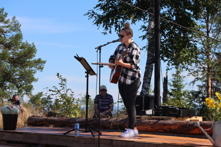 Matilda fra Eidskog er klar med ny musikk. Bildet er tatt under en minikonsert på Hornkjøltårnet i fjor sommer.
