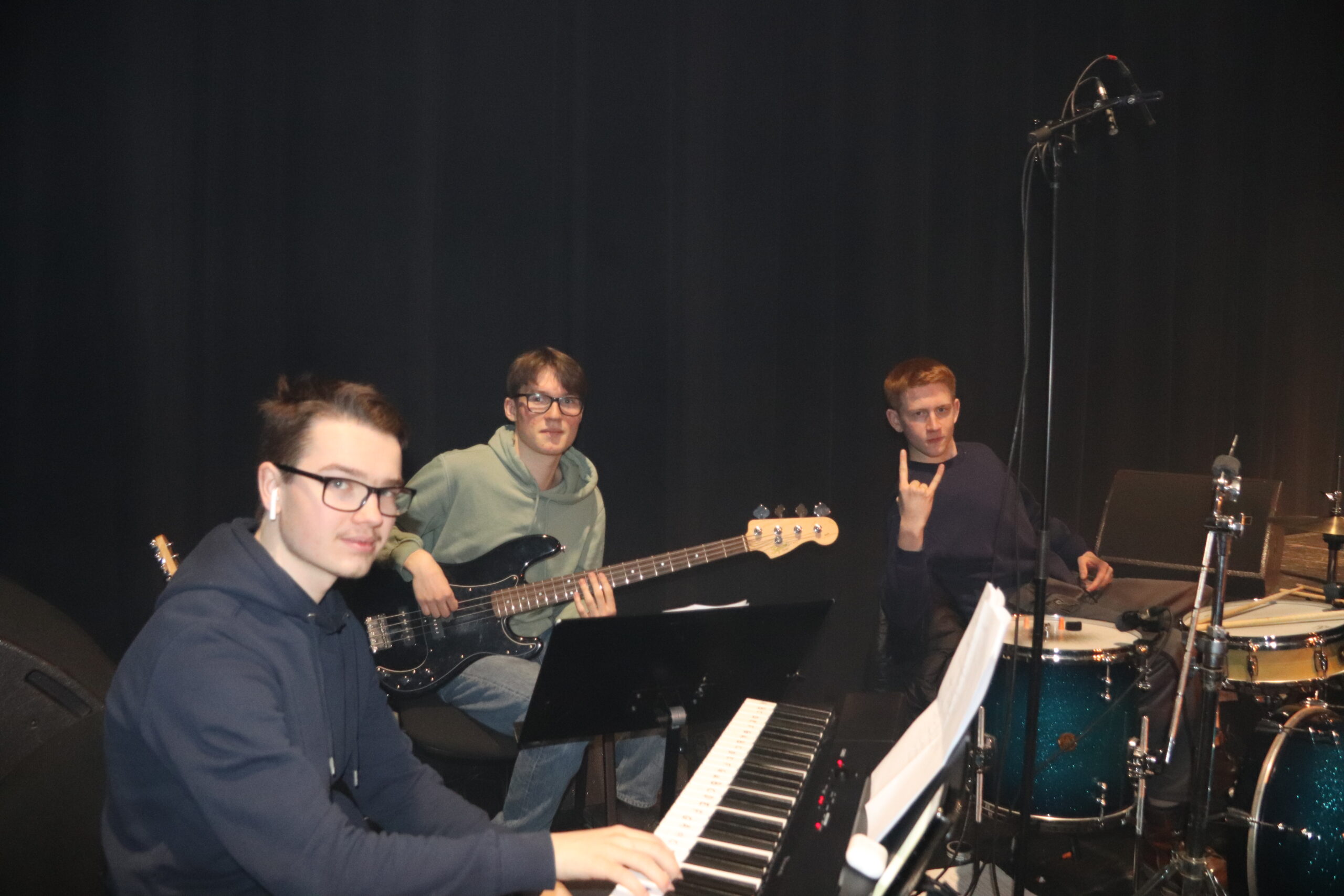 Tobias Svennebybråten Nesset (t.v), Benjamin Soløst Johansen, og Thomas Aarbakke utgjør bandet under revyen.
