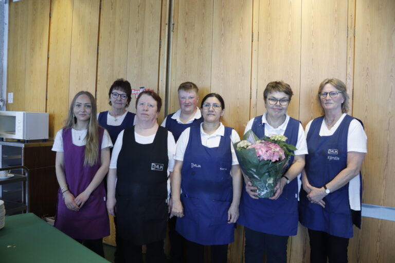 Sunniva Jansen (t.v), Wenche Wilsberg, Britt Bergerud, Marthe Michaelsen, Nasrin, May Sandnes, Kjerstin Haneborg, og Inger Mattisbråten (ikke på bilde) utgjør de ansatte ved kantina.