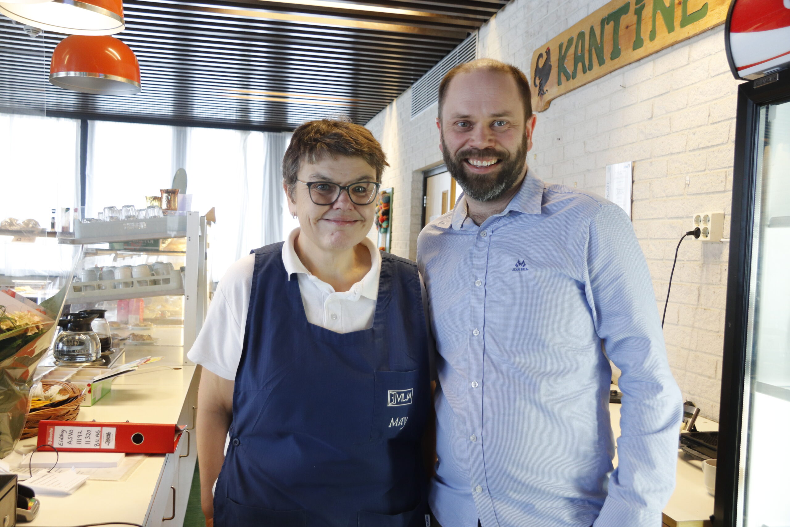 Veteran i kantina, May Sandnes, og daglig leder i Vilja AS, Lars Erik Brenna, gleder seg til mange flere år i kantina.