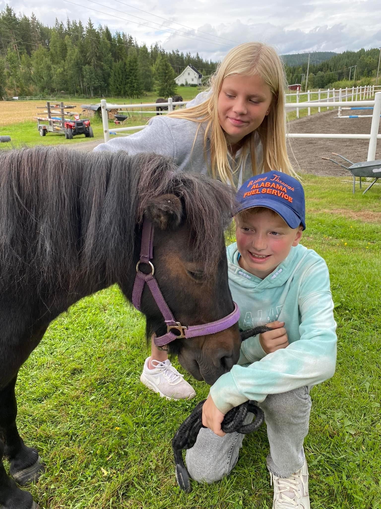 Hesten Kornelia sammen med Konstanse Bråten (10) og Viktor Ingelsrudøya (10) under et tidligere stevne på Jansrud hos Eidskog ride- og kjøreklubb