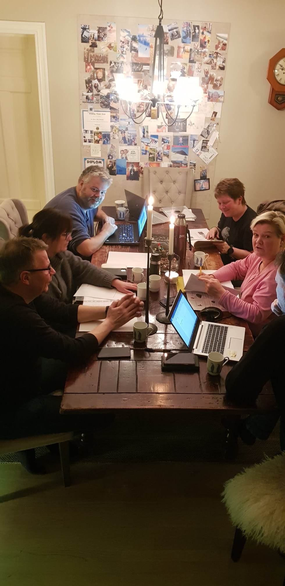 Mange deltar både i planlegging og gjennomføring av Quiz-aften. Her planlegges det for Quiz hjemme hos Siv Monica.