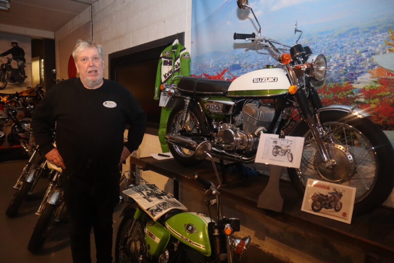 Øyvind Ånerud viser fram en garasje der både motorsykkel og andre effekter er tidsriktige for 1930-tallet.