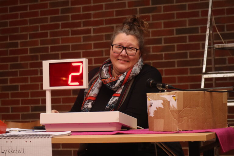 Aina Andreassen er leder i Magnor UL. Hun er ikke pålagt å lese tall som følge av vervet, men hun syns det er trivelig å hjelpe til på bingoen.