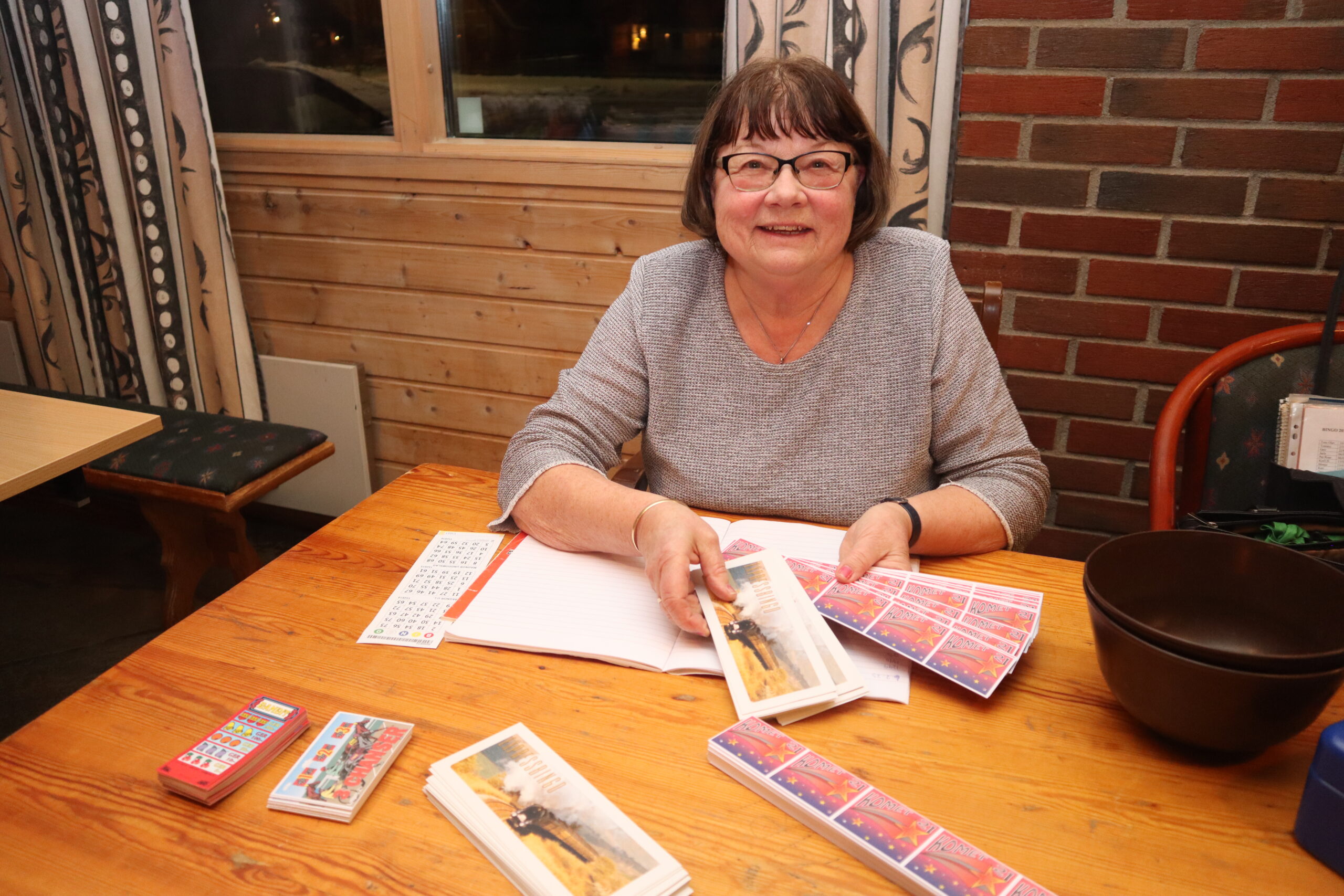 Kari Morastseter stiller opp både fordi det er sosialt, men også fordi innsatsen bidrar til å drifte storstua på Magnor.