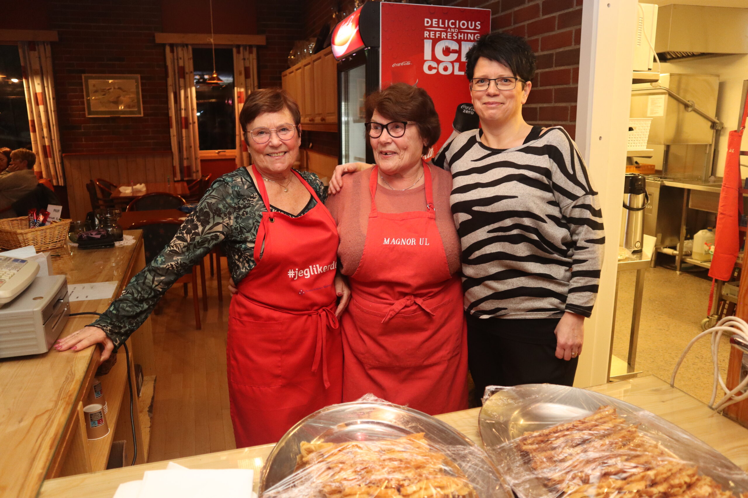 Kjøkkengjengen møter tidlig på mandager for å få stekt alle vafler og kokt all kaffen som trengs til kaffesugne bingogjester. F.v. Gunvor Ånerud, Unni Rudberg og Renee Fryklund Strandberg