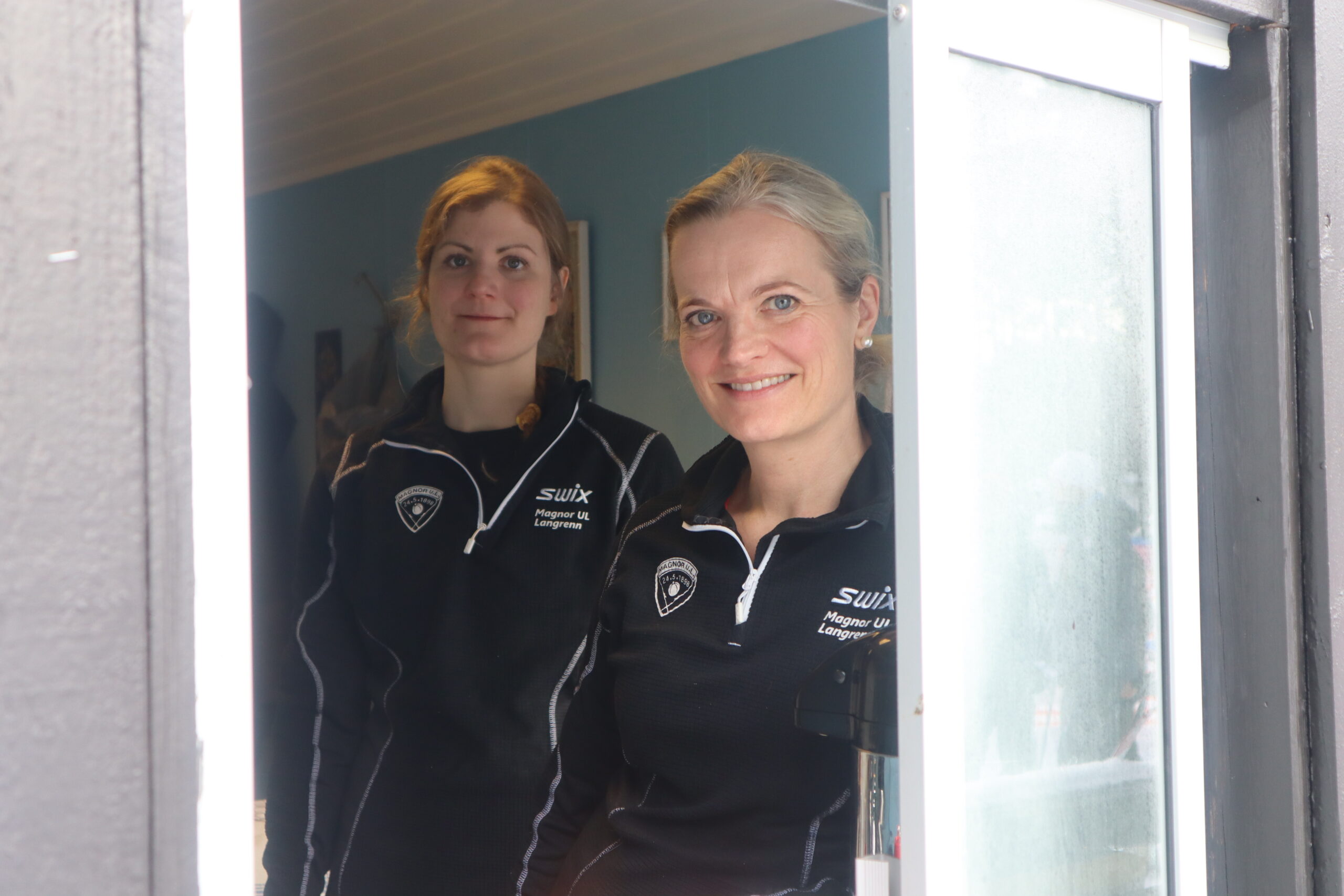 I kiosken stod Carolina Sylvén og Line Kalland og betjente alle som trengte påfyll etter skirennet.