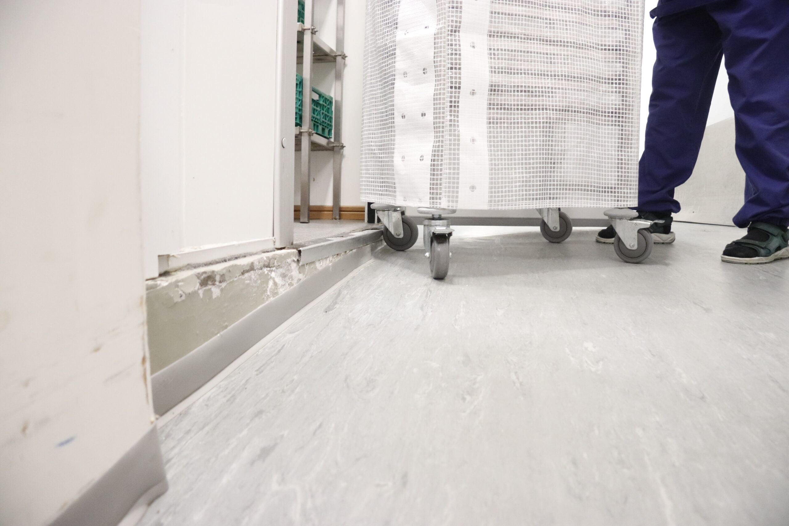 Etter mange år på kjøkkenet har de ansatte registrert seg flere frustrerende ting. Det å få tunge vogner inn på fryselager, uten å miste mat på gulvet, er ikke alltid like lett.