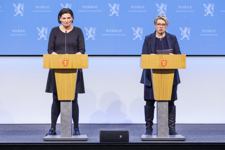 Imdi-direktør Libe Rieber-Mohn (t.v.) og arbeids- og inkluderingsminister Marte Mjøs Persen (Ap) holder pressekonferanse om hvor mange flyktninger kommunene vil bosette i 2023.