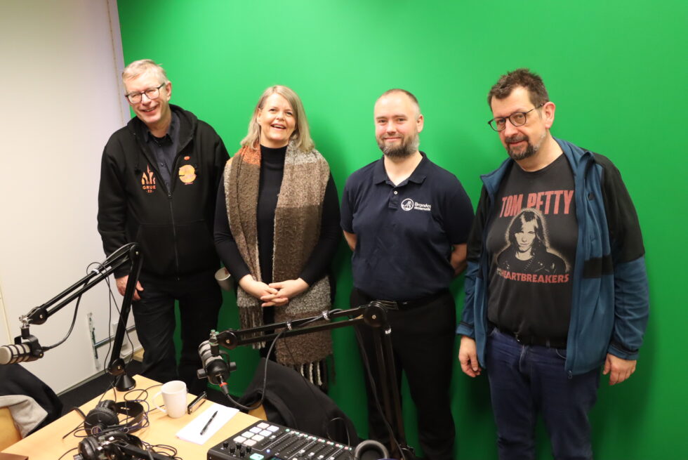Demenskorleder Heidi Årbogen og dirigent i Brandval skolemusikk Kristian Steenberg på besøk hos Kulturstreif.