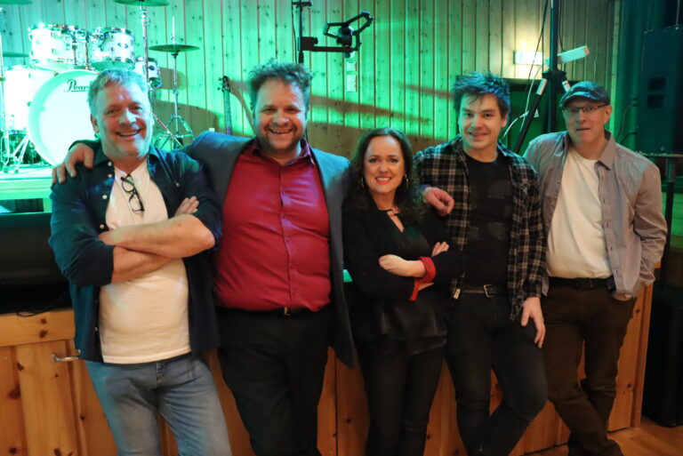 Ole Viggo Møllerbråten (t.v.), Håkon Hauer, Monika Nilsen Walter, Stian Kraft og Jan Tore Kraft satte sammen et band og inviterte på veldedighetsfest.