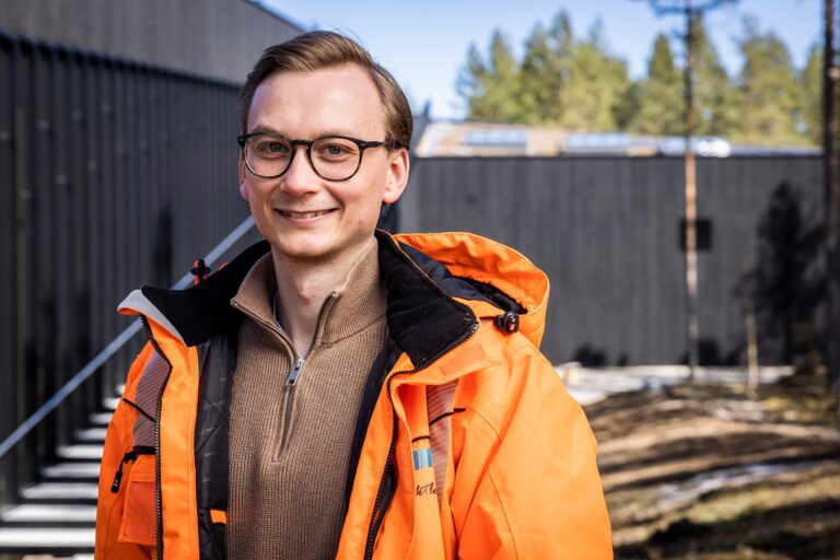 Edward er født og oppvokst på Åbogen i Eidskog. Etter studier har han flyttet hjem til Kongsvinger for å gjøre karriere i Ø.M. Fjeld-konsernet.