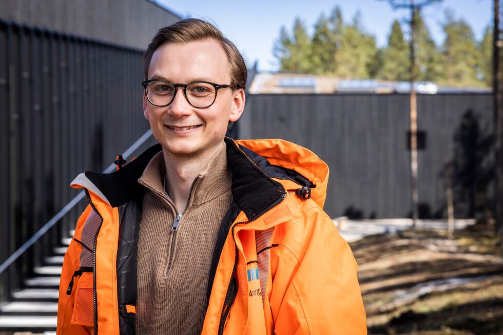 Edward er født og oppvokst på Åbogen i Eidskog. Etter studier har han flyttet hjem til Kongsvinger for å gjøre karriere i Ø.M. Fjeld-konsernet.