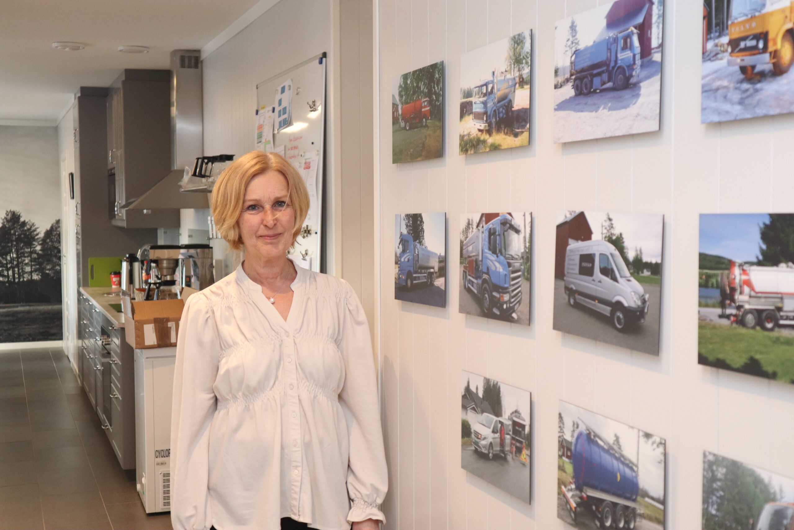 Lena Ingelsrud har vært med fra dag en. Inne på kontorfløyen henger det bilder av nesten alle kjøretøy som firmaet har eller har hatt siden oppstarten.