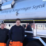 Lars Ivar Rustad og Jim Ingelsrud ser flere muligheter med den nyeste investeringen til firmaet. Lastebilen som firmaet nettopp har anskaffet kan blant annet frakte farlig avfall i tillegg til annet avfall.