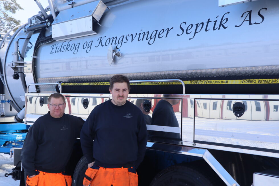 Lars Ivar Rustad og Jim Ingelsrud ser flere muligheter med den nyeste investeringen til firmaet. Lastebilen som firmaet nettopp har anskaffet kan blant annet frakte farlig avfall i tillegg til annet avfall.