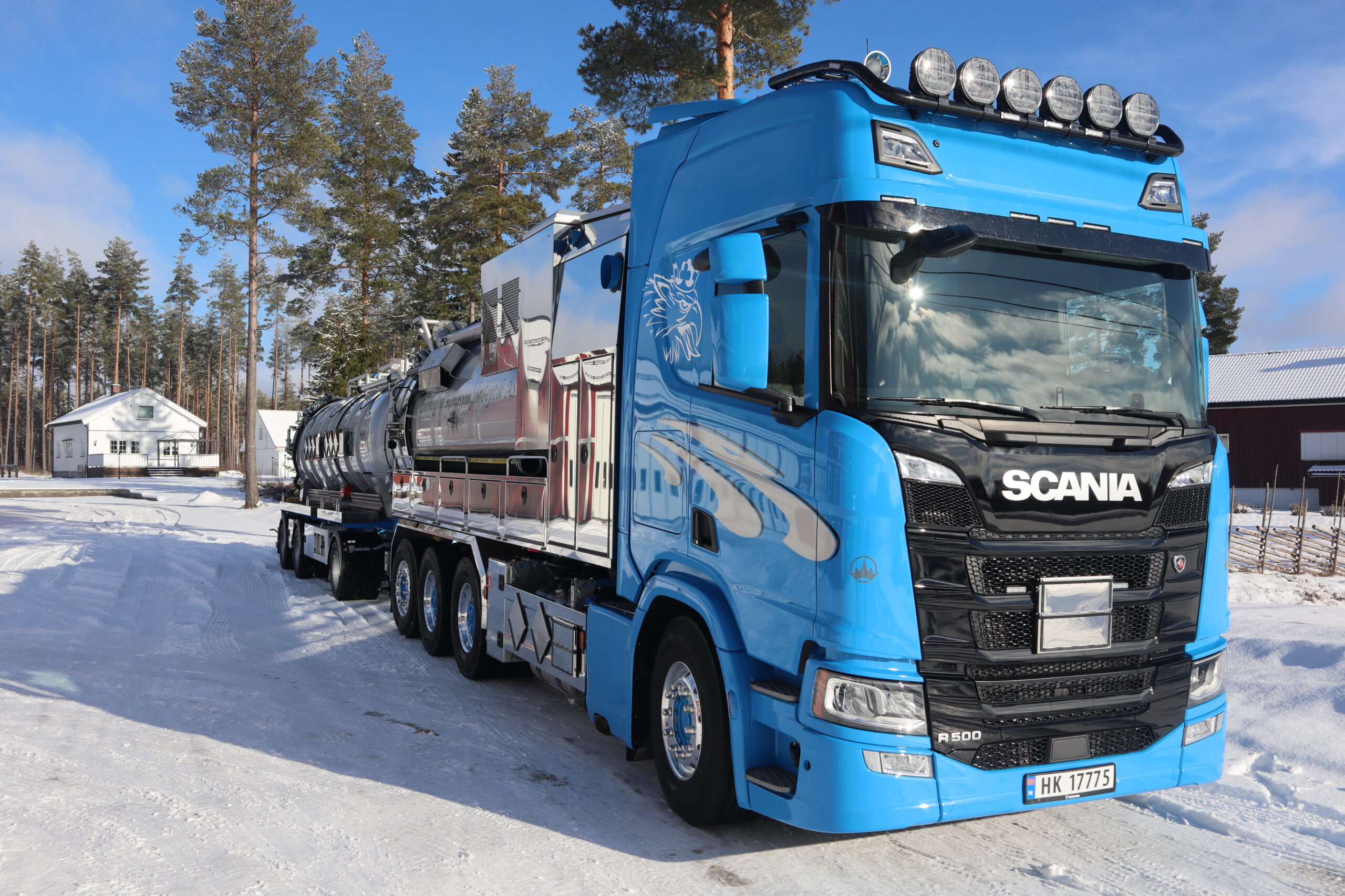 Eidskog og Kongsvinger septik AS sin nyeste investering er en Scania lastebil med utstyr til å håndtere farlig avfall