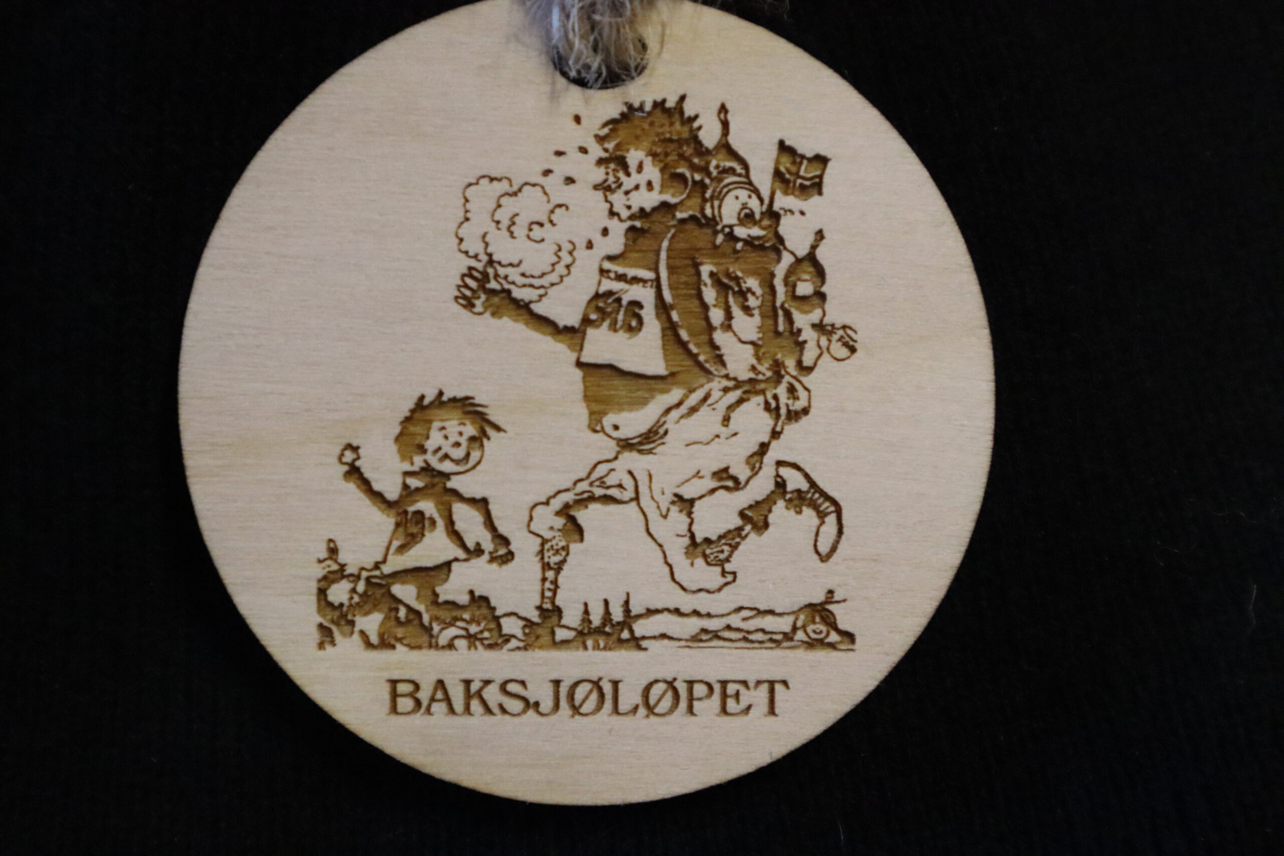 Den nye medaljen til Baksjøløpets deltakere er norsk produsert.