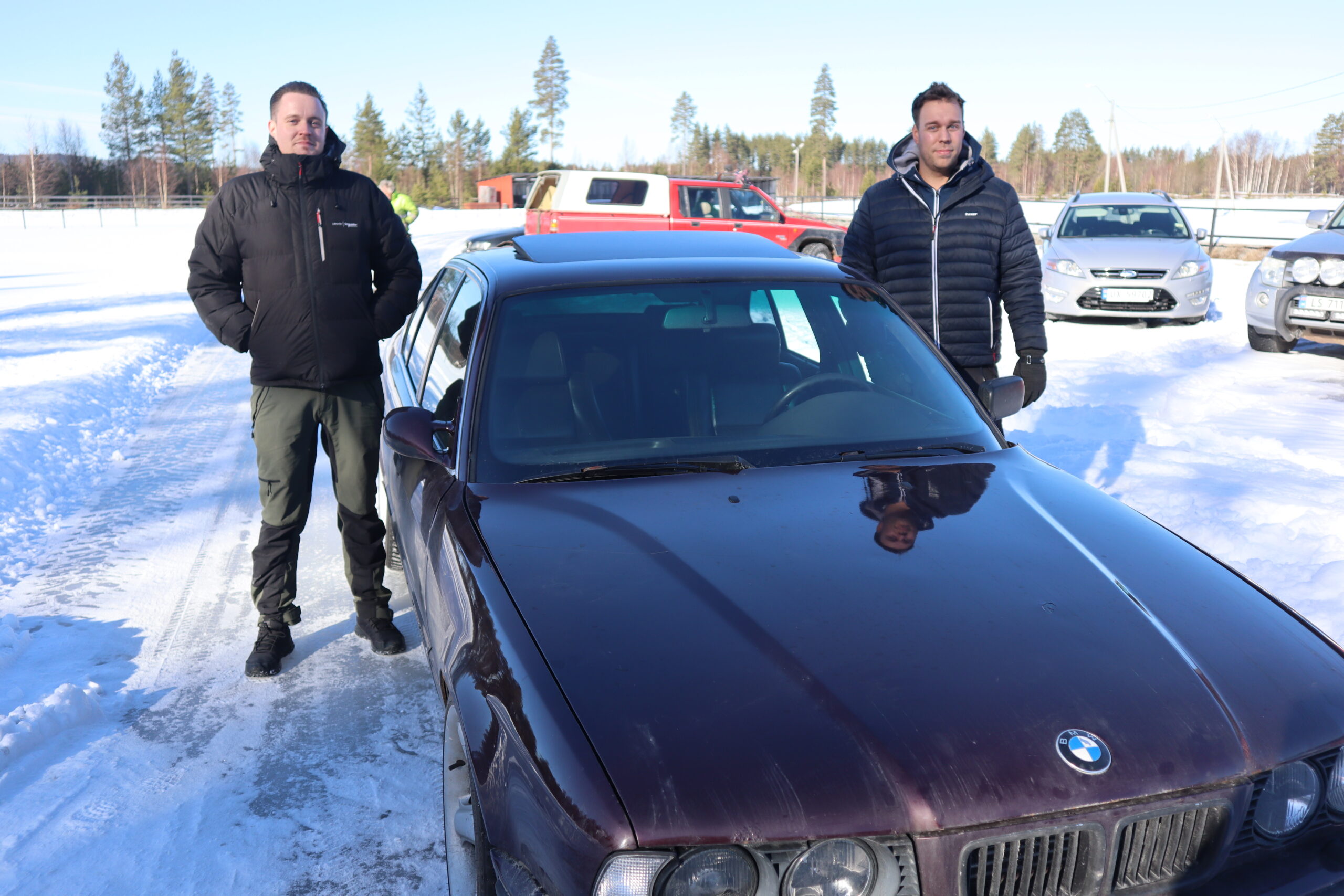 Øivind Johansen og Stian Sæther kom for å prøve BMW en sin på glattisen.
