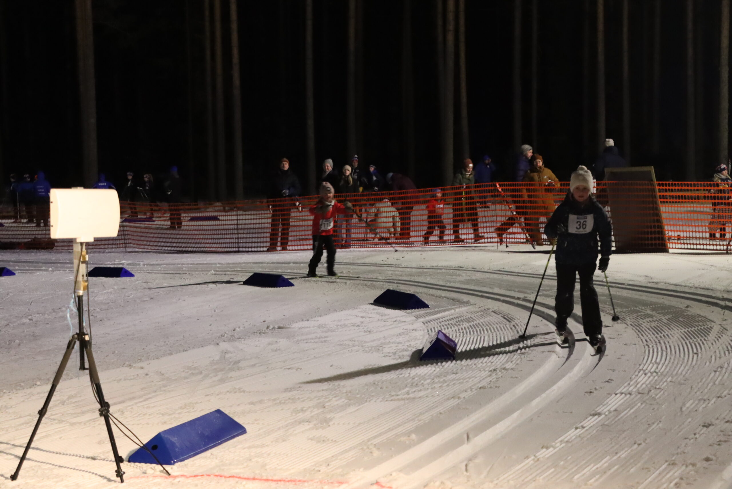 Anea Linnerud på vei mot mål med Elvine Bergersen Melvold like bak.