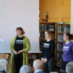Ordfører Kamilla Thue som deler ut bukett til de ansatte på Tyrielden bibliotek
