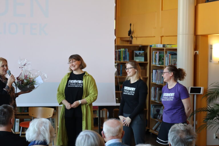 Ordfører Kamilla Thue som deler ut bukett til de ansatte på Tyrielden bibliotek