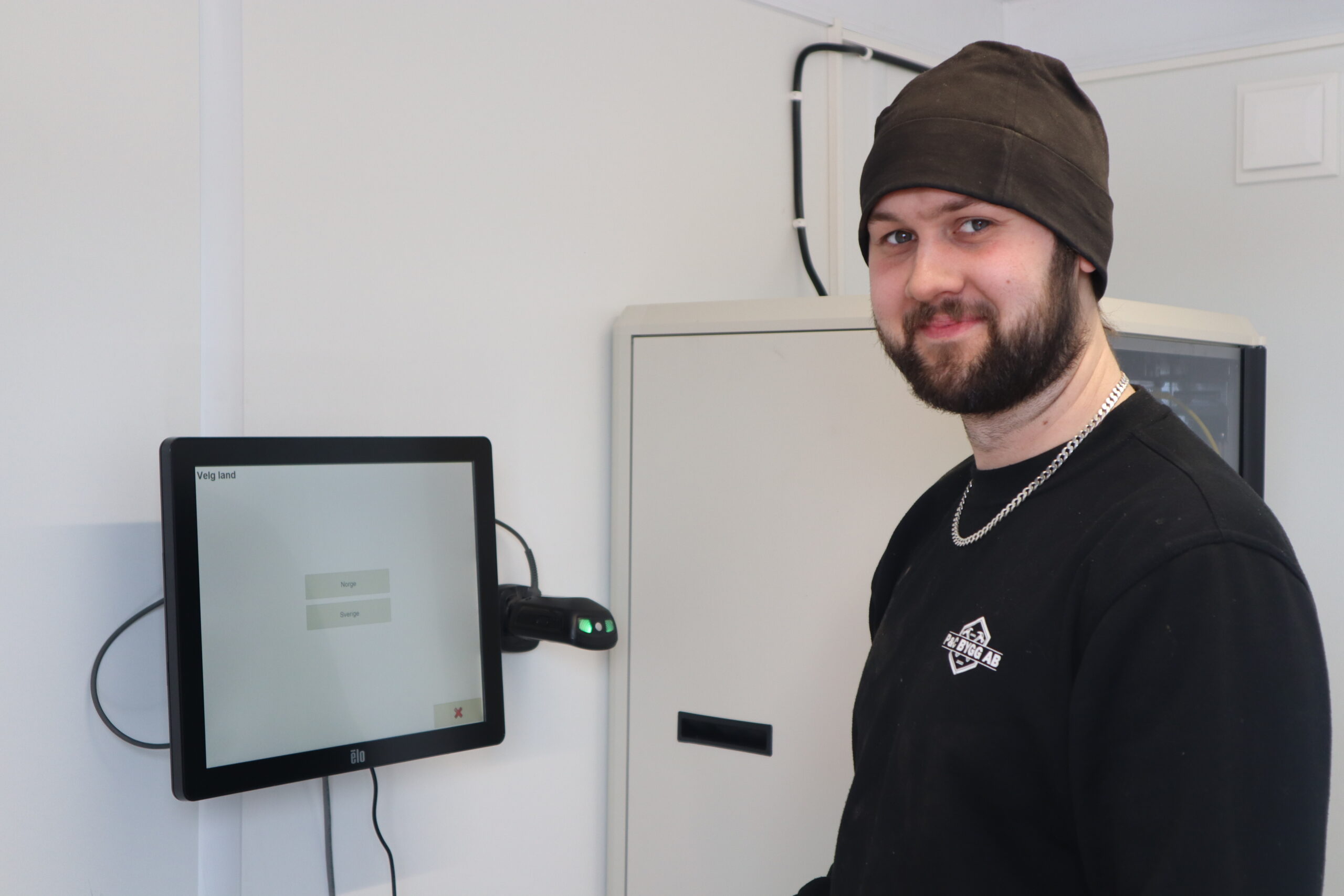 Tømmerbilsjåfør Henrik Jonsson er fornøyd med det nye digitale systemet.