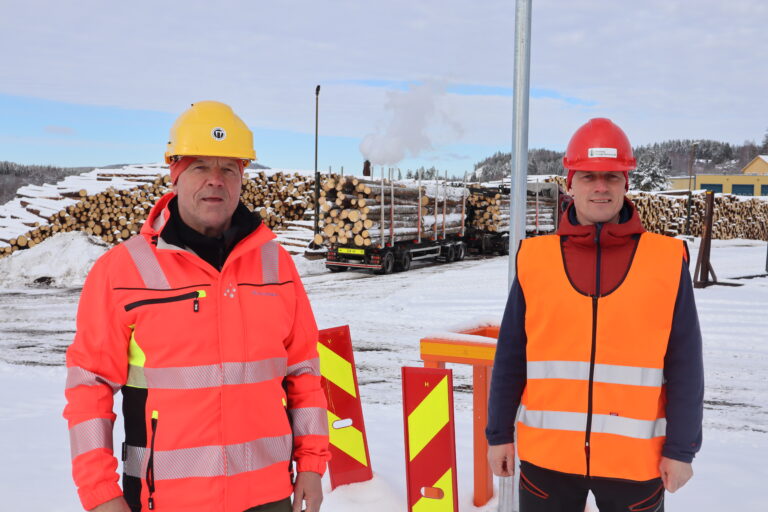 Tømmersjef Martin Bonnerud hos Eidskog Stangeskovene og tømmerkontrollør Bengt Magnusson hos Norsk Virkesmåling er begge fornøyde med det nye ditigate kontrollmålingssystemet på sagbruket på Skotterud.