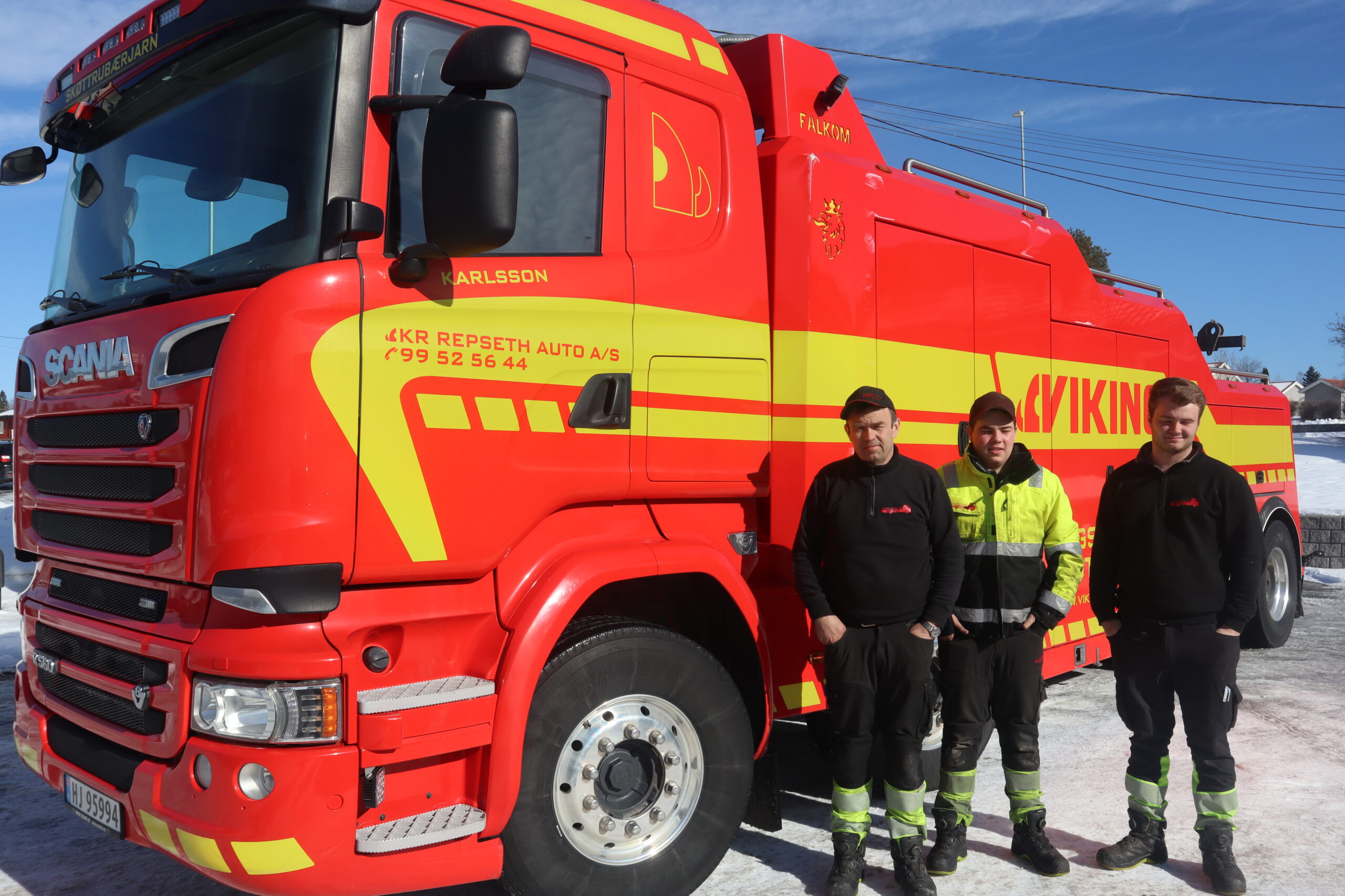 Lars Erik Karlsson, lærling Daniel Mengkrok og Kasper Karlsson, femte generasjon på Repseth Auto AS foran en av de store tungbergerne