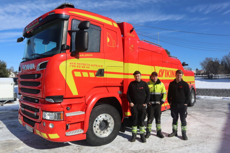 Daglig leder Karianne Hauga og ansatt Inger Hilde Svendsrud tar i mot mange sultne kunder på bensinstasjonen til Repseth Auto AS