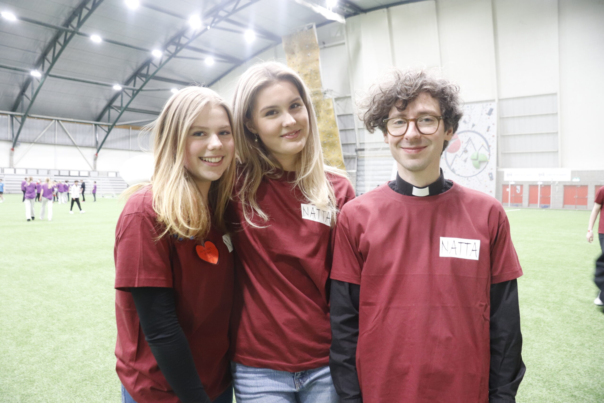 Konfirmantene Selma Arnesen (t.v.) og Hedda Bergersen, og teologistudent og representant for Eidskog Ole Gustav Klevberg.