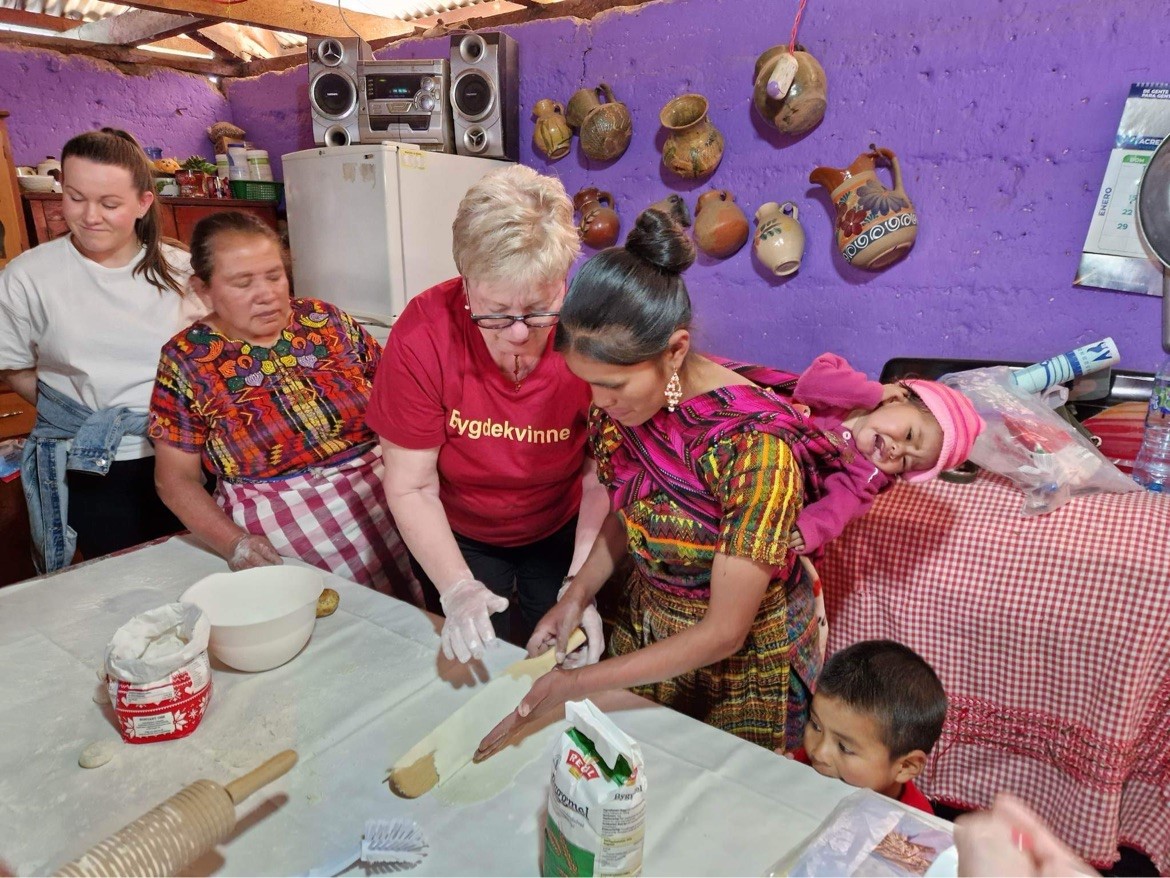 I Guatemala lærte Marianne og de andre bygdekvinnene bort hvordan man lager norske potetlefser.