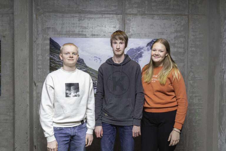 Oscar Richardsen (t.v.), Asbjørn Lande, og Clara Øiseth Johansen representerte Eidskog ungdomsskole under Matteknekker`n
